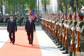 Chủ tịch nước Lương Cường và Tổng Bí thư, Chủ tịch nước Lào Thongloun Sisoulith duyệt đội danh dự.