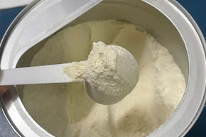 Nhiều phụ huynh hoang mang, lo lắng khi cho con uống nhầm sữa giả. (Ảnh: THÚY QUỲNH)