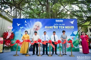 Đồng chí Lại Xuân Môn, Ủy viên Trung ương Đảng, Phó Trưởng Ban thường trực Ban Tuyên giáo và Dân vận Trung ương; đồng chí Lê Quốc Minh, Ủy viên Ban Chấp hành Trung ương Đảng, Tổng Biên tập, Bí thư Đảng ủy Báo Nhân Dân, Phó Trưởng Ban Tuyên giáo và Dân vận Trung ương, Chủ tịch Hội Nhà báo Việt Nam cùng các đại biểu cắt băng khai mạc triển lãm. 