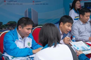 Giảng viên Trường đại học Giao thông vận tải tư vấn ngành, nghề cho các học sinh trung học phổ thông. 