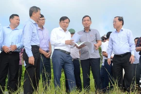 Đoàn công tác kiểm tra tình hình sạt lở ở Tiền Giang.