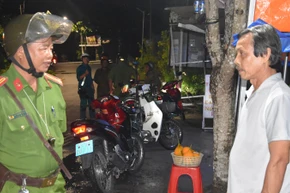 Công an xã Mỹ Hạnh Đông, thị xã Cai Lậy, tỉnh Tiền Giang tuyên truyền cho nhân dân cảnh giác với các loại tội phạm.