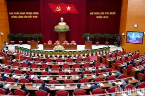 Tinh thần đổi mới mạnh mẽ từ Hội nghị Trung ương đã được nhấn mạnh và chuyển tải tới cấp ủy, tổ chức đảng, cán bộ, đảng viên và được cụ thể hóa ngay trong chỉ đạo đối với các cấp ủy, tổ chức đảng trực thuộc. Trong ảnh: Bế mạc Hội nghị lần thứ 10 Ban Chấp hành Trung ương Đảng Cộng sản Việt Nam khóa XIII. Ảnh: Đăng Khoa