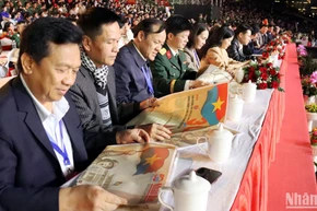 Ấn bản phụ san đặc biệt của Báo Nhân Dân đến với đại biểu tham dự chương trình nghệ thuật “Non sông thống nhất” tại thành phố Đà Lạt, tỉnh Lâm Đồng.