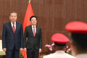 Thủ tướng Cộng hòa Singapore, Tổng Thư ký Đảng Hành động nhân dân Singapore (PAP) Lawrence Wong chủ trì lễ đón Tổng Bí thư Tô Lâm tại Nhà Quốc hội. (Ảnh: Thống Nhất/TTXVN)