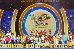 Bí thư Trung ương Đoàn Thanh niên Cộng sản Hồ Chí Minh Nguyễn Ngọc Lương (áo trắng, hàng sau ở giữa) cùng đại diện lãnh đạo các bộ, ngành trao quà Trung thu tặng thiếu nhi tại chương trình.