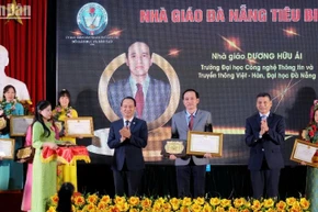 Đồng chí Nguyễn Đình Vĩnh, Phó Bí thư thường trực Thành ủy Đà Nẵng và đồng chí Hồ Kỳ Minh, Phó Chủ tịch thường trực Ủy ban nhân dân thành phố Đà Nẵng trao Giải thưởng cho các Nhà giáo tiêu biểu năm 2024. (Ảnh: ANH ĐÀO)