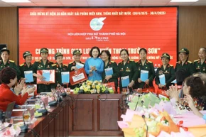 Chủ tịch Hội Liên hiệp Phụ nữ Hà Nội Lê Kim Anh tặng quà các bác Đại đội nữ lái xe Trường Sơn.
