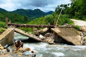 Cầu tràn kết nối bản Na Tao với bản Cơm, xã Pù Nhi, huyện Mường Lát, tỉnh Thanh Hóa bị hư hỏng do mưa lũ.