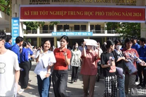 Niềm vui của thí sinh tại Điểm thi Trường THPT Trần Phú sau khi kết thúc môn thi cuối cùng chiều nay 28/6. (Ảnh ANH ĐÀO)