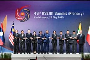 Các nhà lãnh đạo bắt tay kiểu đặc trưng ASEAN. (Ảnh: Ban Tổ chức ASEAN 46)