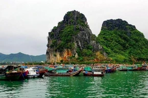 Tàu thuyền vào nơi tránh trú bão an toàn tại Cảng Cái Rồng, huyện Vân Đồn.