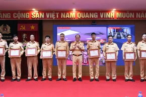 Cục Cảnh sát giao thông tặng Giấy khen cho 54 cán bộ, chiến sĩ làm nhiệm vụ tăng cường cho các Trung tâm đăng kiểm thời gian qua.