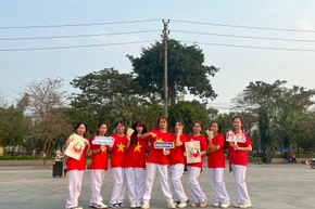 Các bạn trẻ tham gia roadshow quảng bá Festival Phở 2024. 