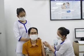 Tiêm vaccine phòng cúm.