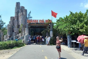 Thắng cảnh quốc gia Gành Đá Đĩa, huyện Tuy An dịp lễ 2/9 đón 6.000 lượt khách mỗi ngày.