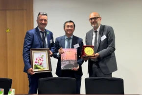 Giáo sư, Tiến sĩ Trần Văn Thuấn, Thứ trưởng Y tế tặng quà lưu niệm cho Cơ quan Y Sinh học Pháp.