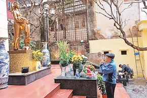 Ông Vũ Xuân Trường thắp nén nhang tại Đài tưởng niệm trên phố Khâm Thiên tưởng nhớ những người đã ngã xuống trong đêm 26/12/1972.