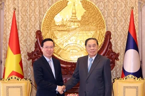 Chủ tịch nước Võ Văn Thưởng với nguyên Tổng Bí thư, Chủ tịch nước Lào Choummaly Sayasone. (Ảnh:TTXVN)