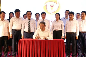 Các cơ quan, đơn vị trên địa bàn tỉnh Tuyên Quang ký kết thi đua chuyển đổi số. 