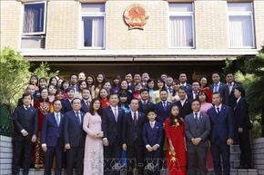 Chủ tịch nước Võ Văn Thưởng với cán bộ, nhân viên Đại sứ quán Việt Nam tại Nhật Bản. (Ảnh: TTXVN)