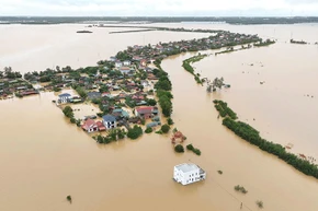 Nước lũ bao vây một khu dân cư ở thị trấn Kiến Giang, huyện Lệ Thủy, tỉnh Quảng Bình.