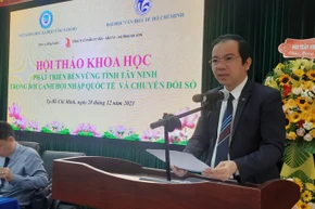 Phó Giáo sư, Tiến sĩ Vũ Tuấn Hưng, Phó Viện trưởng phụ trách Viện Khoa học xã hội vùng Nam Bộ phát biểu tại hội thảo.