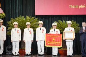 Tổng Bí thư, Chủ tịch nước Tô Lâm chúc mừng Công an Thành phố Hồ Chí Minh được nhận danh hiệu Anh hùng Lực lượng vũ trang nhân dân.
