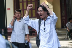 Thí sinh phấn khởi rời trường thi sau khi hoàn thành bài thi môn Ngoại ngữ Kỳ thi tốt nghiệp THPT năm 2024, chiều 28/6 (Ảnh: THẾ ĐẠI)