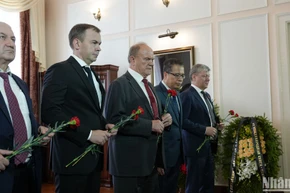 Chủ tịch Gennady Zyuganov và lãnh đạo Đảng Cộng sản Liên bang Nga viếng Tổng Bí thư Nguyễn Phú Trọng.