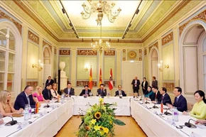 Chủ tịch nước Võ Văn Thưởng và Phu nhân gặp Thủ hiến bang Burgenland Hans Peter Doskozil và Phu nhân. (Ảnh: Thống Nhất/TTXVN)