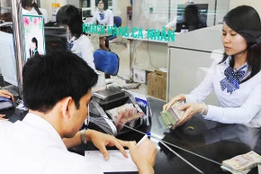 Cắt giảm lãi suất sẽ giúp giảm chi phí tài chính cho các doanh nghiệp và hộ gia đình. Ảnh: NAM ANH