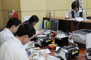 Nhu cầu sử dụng ngoại tệ của các doanh nghiệp thường tăng mạnh dịp cuối năm. Ảnh: NAM ANH