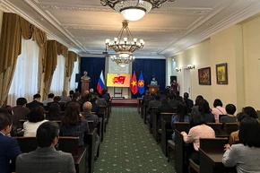 Đông đảo nhân sĩ, trí thức, giới văn học nghệ thuật người Việt sinh sống tại Liên bang Nga tham dự buổi lễ kỷ niệm 70 năm Chiến thắng Điện Biên Phủ. (Ảnh: THÙY VÂN)