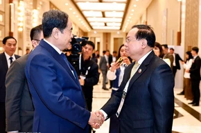 Chủ tịch Quốc hội Trần Thanh Mẫn gặp song phương Chủ nhiệm Ủy ban Đối ngoại Quốc hội Lào Sanya Praseuth. (Ảnh: TTXVN)