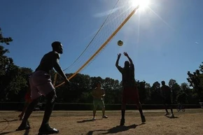 Người dân châu Âu dưới trời nắng nóng, ngày 19/7/2022. (Ảnh: THX/TTXVN)