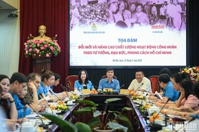 Phó Chủ tịch Tổng Liên đoàn Lao động Việt Nam, Chủ tịch Công đoàn Viên chức Việt Nam Ngọ Duy Hiểu; Phó Chủ tịch Công đoàn Viên chức Việt Nam Trần Thị Kim Anh; Vụ trưởng, Trưởng Ban Nhân Dân điện tử Nguyễn Ngọc Thanh chủ trì, điều hành thảo luận tại tọa đàm. (Ảnh: THÀNH ĐẠT)