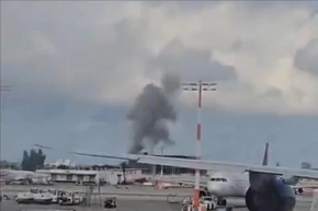 Khói bốc lên sau vụ tấn công bằng tên lửa của lực lượng Houthi ở Yemen nhằm vào khu vực sân bay quốc tế Ben Gurion tại Tel Aviv, Israel ngày 4/5/2025. (Ảnh: THX/TTXVN)