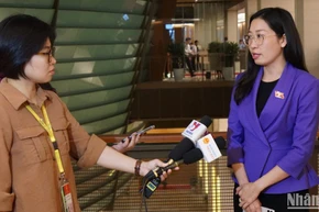 Đại biểu Hoàng Thị Thanh Thúy (Tây Ninh) trao đổi với báo chí bên hành lang Kỳ họp thứ 6, Quốc hội khóa XV. (Ảnh: TRUNG HƯNG) 