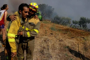 Lính cứu hỏa tại 1 đám cháy rừng ở Faramontanos de Tabara, Tây Ban Nha, ngày 19/7/2022. (Ảnh: Reuters)