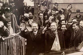 Nhân dân Pháp và Việt kiều chào đón phái đoàn Việt Nam Dân chủ Cộng hòa đến ký hiệp định chính thức tại Paris, ngày 27/1/1973. (Nguồn: Cục Lưu trữ Văn phòng Trung ương Đảng)