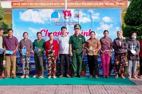 Tặng quà cho gia đình chính sách, người nghèo khu vực biên giới biển.