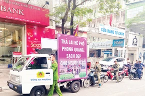 Lực lượng chức năng phường Thành Công, quận Ba Đình ra quân xử lý vi phạm trật tự đô thị.