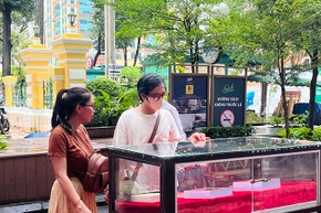 Người dân tham quan các tác phẩm trưng bày tại Đường sách Thành phố.