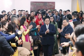 Thủ tướng Phạm Minh Chính và Phu nhân đến thăm cán bộ, nhân viên Đại sứ quán và đại diện cộng đồng người Việt Nam tại Romania. (Ảnh: Dương Giang/TTXVN)