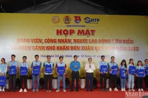 Lãnh đạo Thành phố Hồ Chí Minh và Tổng Liên đoàn Lao động Việt Nam trao quà cho công nhân lao động, tối 18/1.