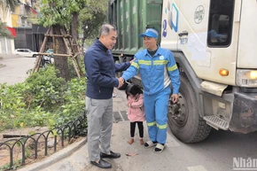 Giám đốc Urenco 4 Nguyễn Hoàng Anh động viên lái xe và 2 con nhỏ sáng 29 Tết.