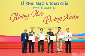 Các tác giả đoạt giải tại triển lãm. (Ảnh: Ngọc Khánh)