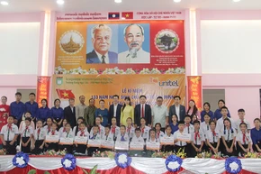 Trao học bổng cho các em học sinh giỏi, có hoàn cảnh khó khăn. Ảnh: Hải Tiến