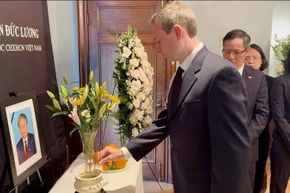 Đại sứ Việt Nam tại Canada tổ chức lễ viếng và mở sổ tang nguyên Chủ tịch nước Trần Đức Lương. (Ảnh: TTXVN) 